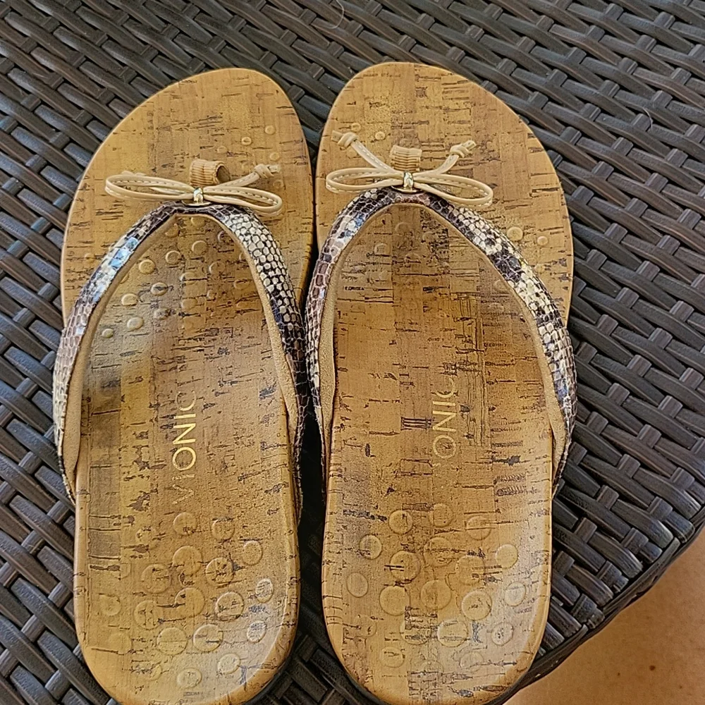 VIONIC 10 WIDE SANDALS - Picture 2 of 7